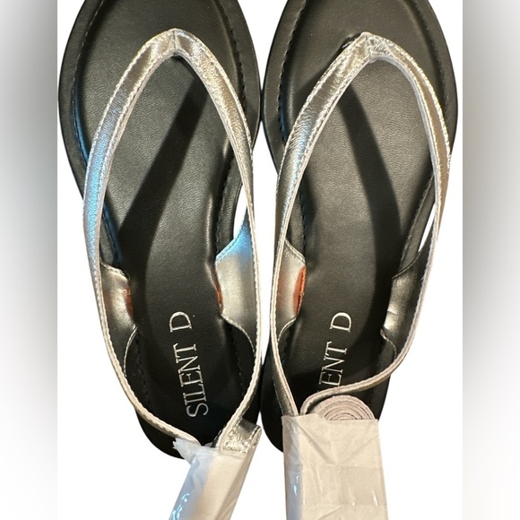 Silent D Tie Up Thong Sandals Size 38 Silver Flat Black Sole Cushioned New - Picture 8 of 12